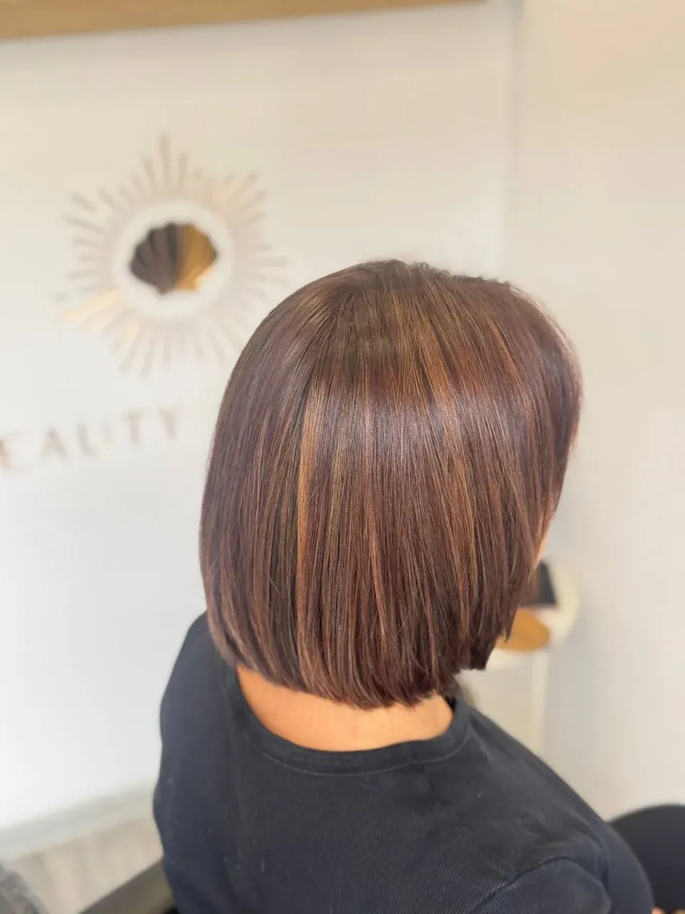 Precyzyjny balayage na ciemnych włosach z naturalnym efektem rozświetlenia