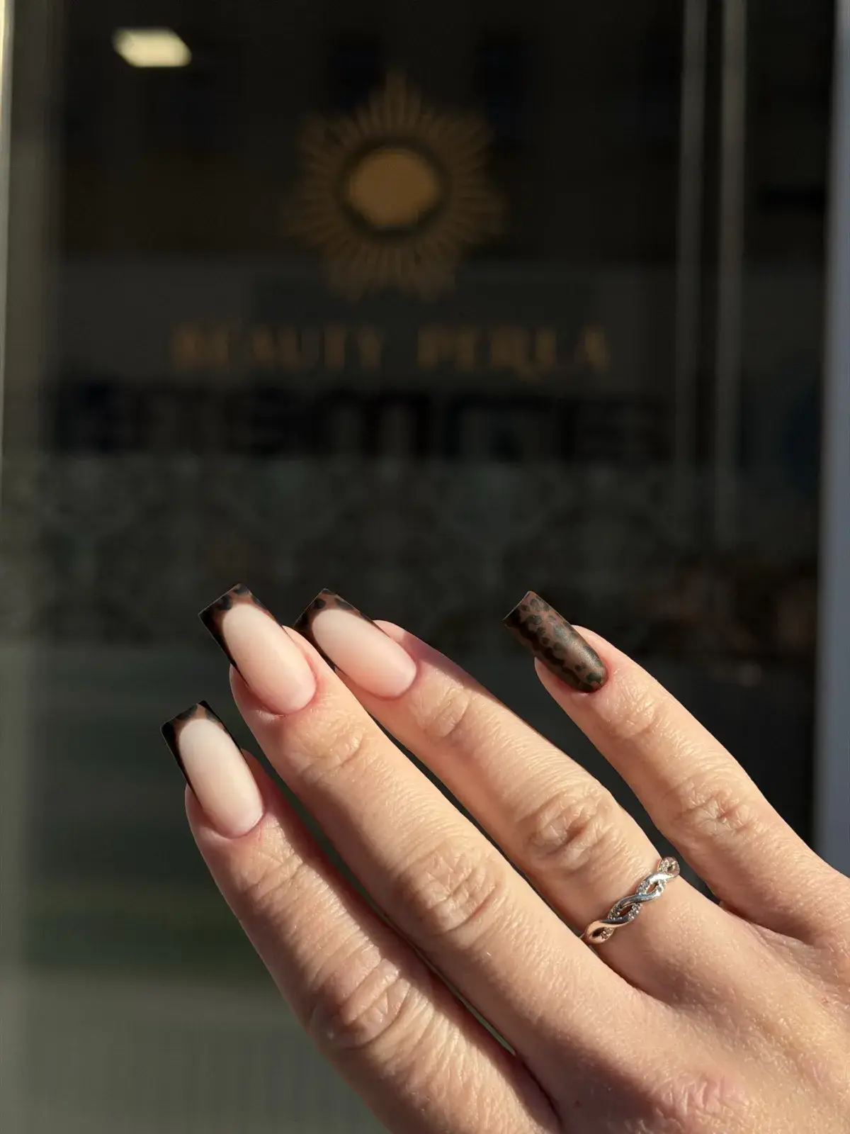 Matowy french w panterkę na kwadratowych paznokciach — Beauty Perła Bydgoszcz