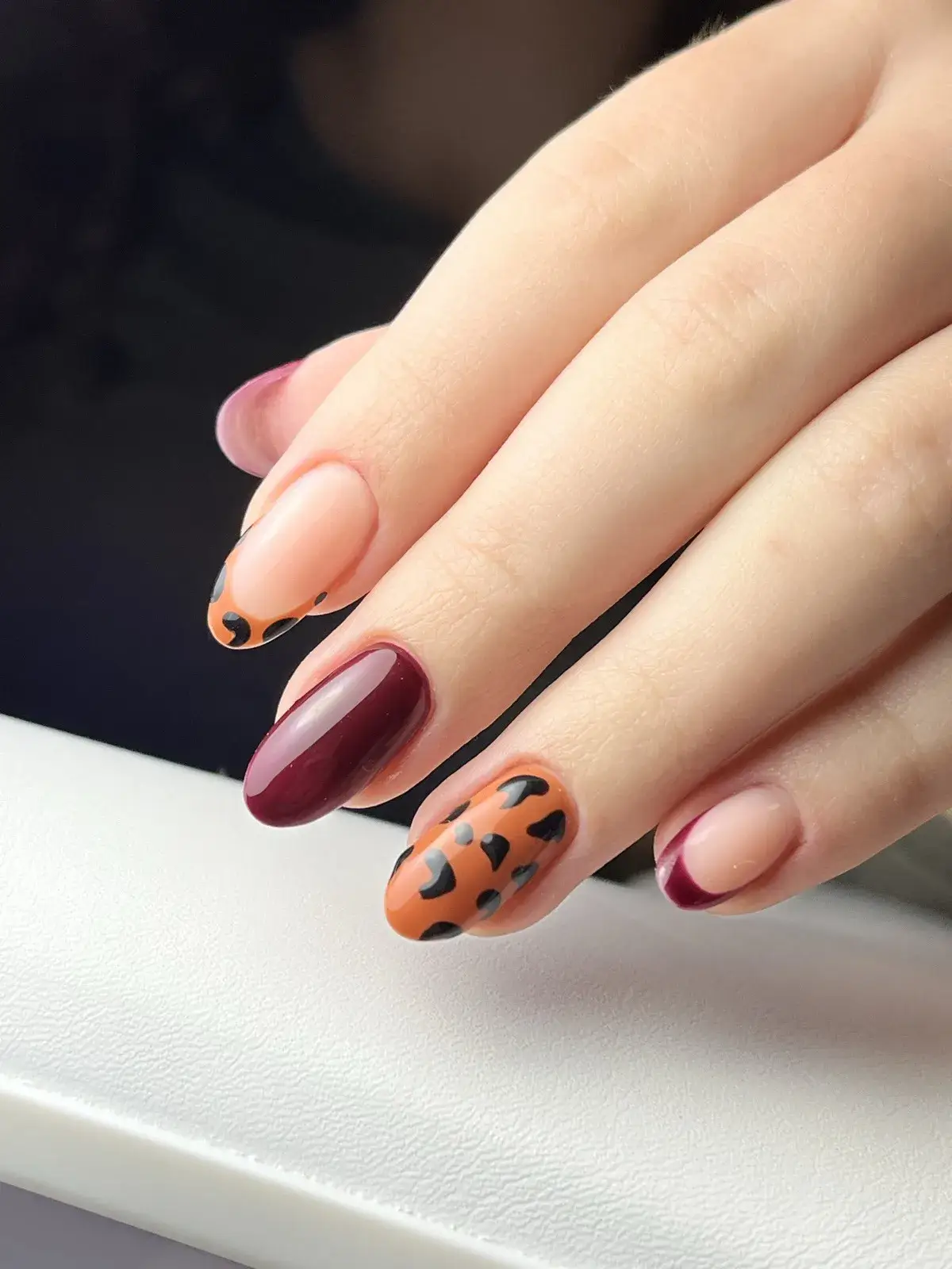 Jesienny manicure hybrydowy — bordo i pomarańczowa panterka — Beauty Perła Bydgoszcz