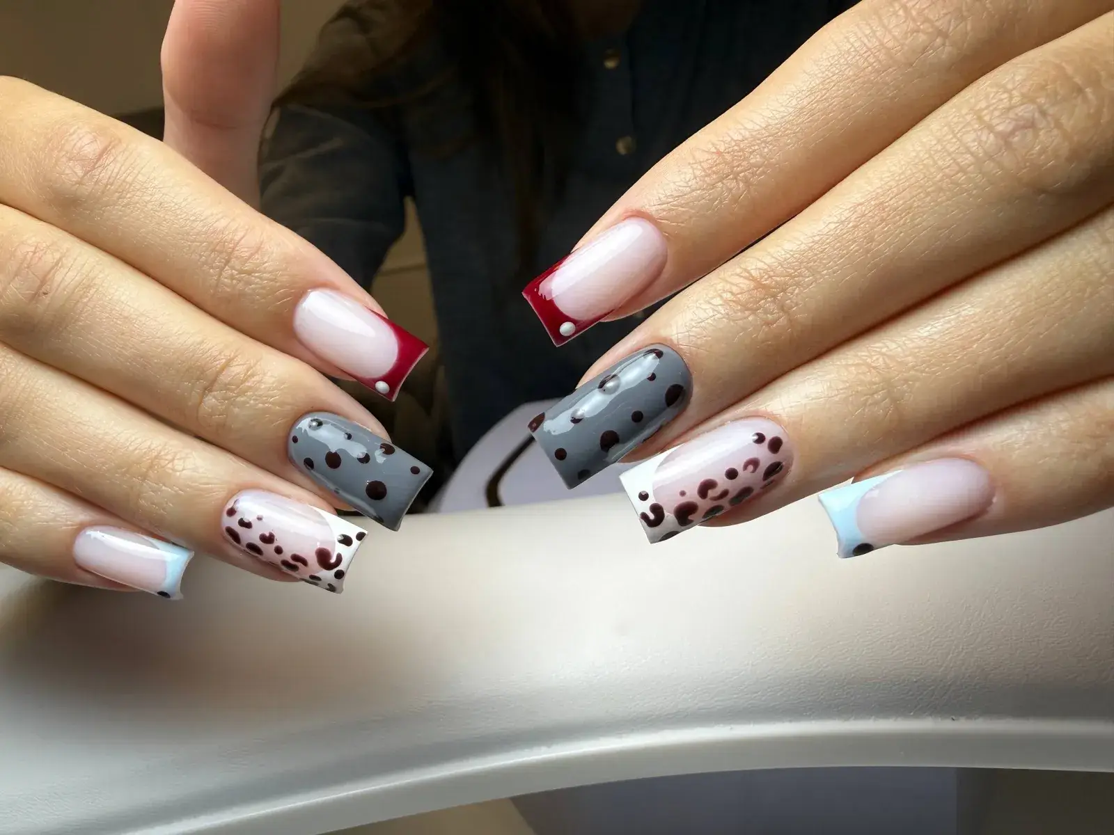 Kolorowy french z nail artem w kropki na kwadratowych paznokciach — Beauty Perła Bydgoszcz