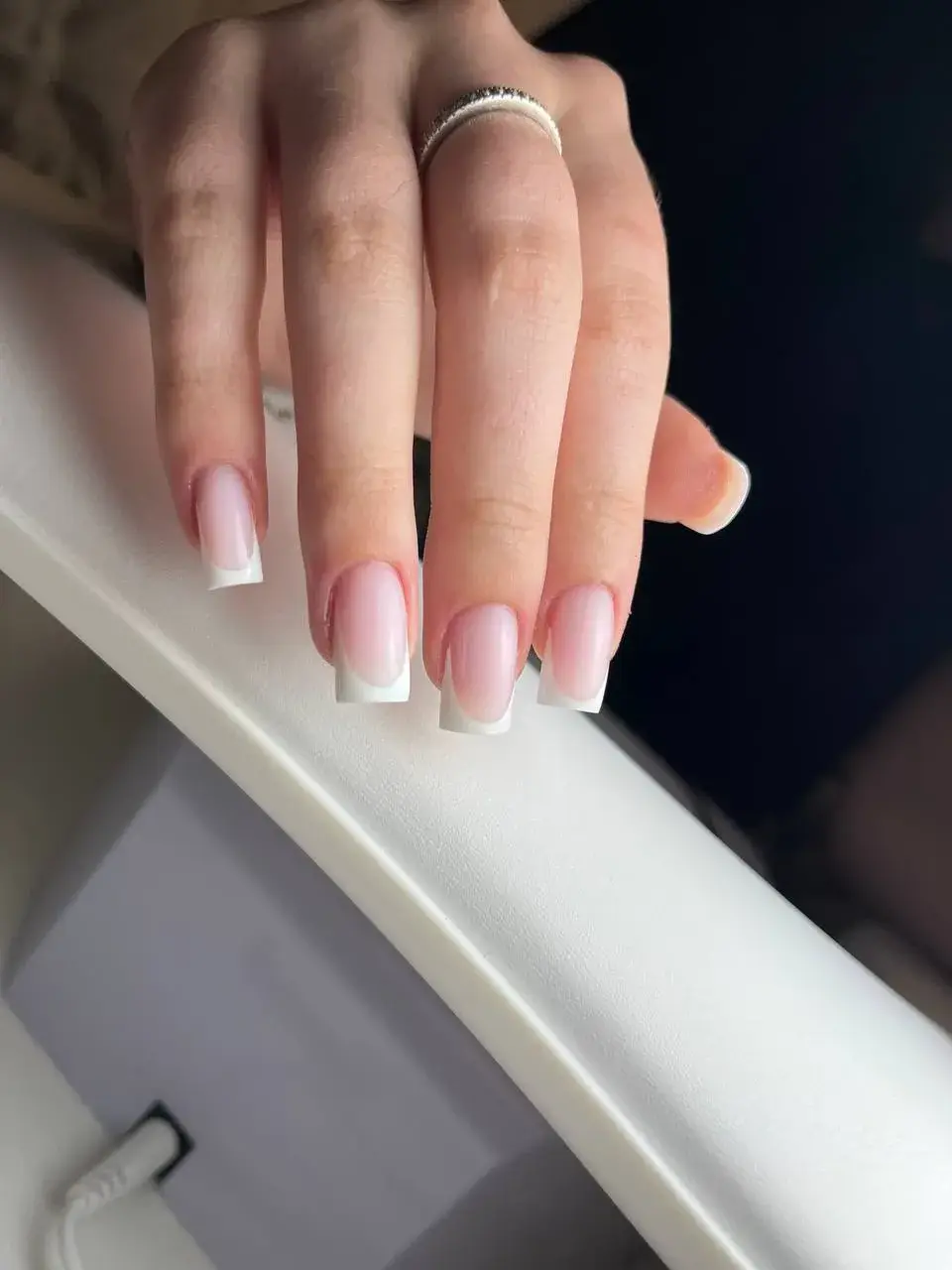 Klasyczny biały french na kwadratowych paznokciach — Beauty Perła Bydgoszcz